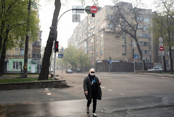 При підвищеному рівні забруднення повітря мешканцям міст радять не виходити на вулицю без потреби, не відчиняти вікна та частіше проводити вологе прибирання, Київ, 18 квітня 2020 року